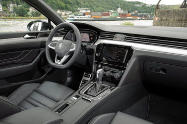 Volkswagen Passat عملية فيس ليفت B8، واجون 5 أبواب — لوحة القيادة