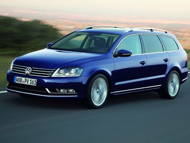 Volkswagen Passat B7، واجون 5 أبواب — منظر أمامي أيمن