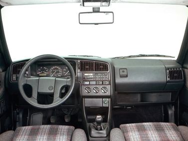 Volkswagen Passat B3، سيدان — لوحة القيادة