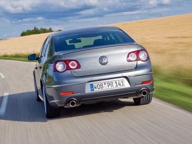 Volkswagen Passat B6، سيدان — منظر خلفي أيسر