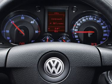 Volkswagen Passat B6، سيدان — لوحة العدادات