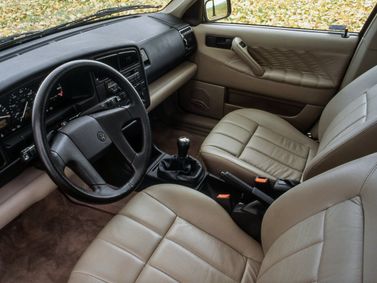 Volkswagen Passat B3، سيدان — منطقة السائق