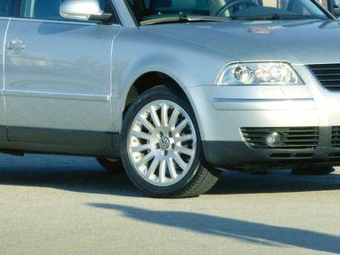 Volkswagen Passat عملية فيس ليفت B5، واجون 5 أبواب — منظر أمامي أيسر