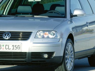 Volkswagen Passat عملية فيس ليفت B5، واجون 5 أبواب — منظر أمامي أيمن
