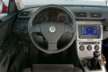 Volkswagen Passat B6، واجون 5 أبواب — لوحة القيادة