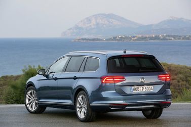 Volkswagen Passat B8، واجون 5 أبواب — منظر خلفي أيسر