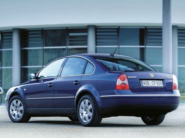 Volkswagen Passat عملية فيس ليفت B5، سيدان — منظر خلفي أيمن