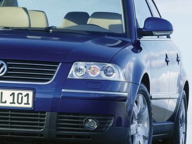 Volkswagen Passat عملية فيس ليفت B5، سيدان — منظر أمامي أيمن