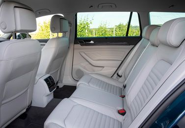 Volkswagen Passat عملية فيس ليفت B8، واجون 5 أبواب Alltrack — المقاعد الخلفية