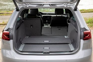 Volkswagen Passat عملية فيس ليفت B8، واجون 5 أبواب — حجرة الأمتعة