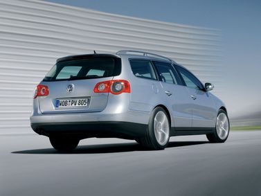 Volkswagen Passat B6، واجون 5 أبواب — منظر خلفي أيمن