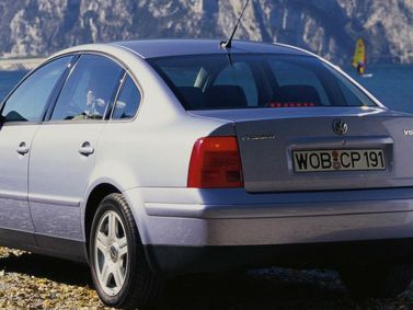 Volkswagen Passat B5، سيدان — منظر خلفي أيسر