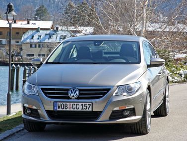 Volkswagen Passat CC I، سيدان — منظر أمامي بزاوية ثلاثة أرباع