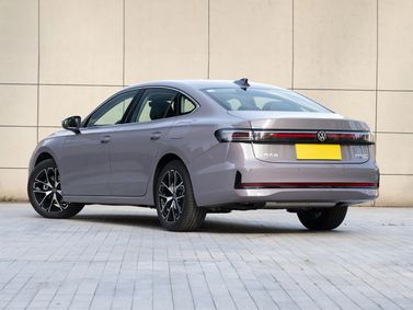 Volkswagen Passat (North America and China) المحترف الأول، سيدان ePro — منظر خلفي بزاوية ثلاثة أرباع