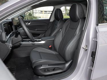 Volkswagen Passat (North America and China) المحترف الأول، سيدان ePro — المقاعد الأمامية