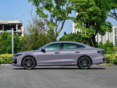 Volkswagen Passat (North America and China) المحترف الأول، سيدان ePro — منظر من الجانب الأيسر
