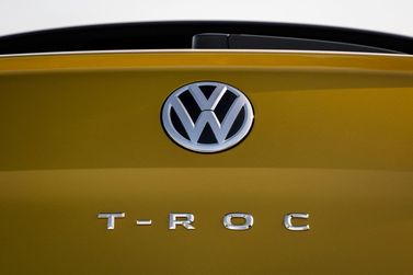 Volkswagen T-Roc I، دفع رباعي 5 أبواب — شعار السيارة واسم الطراز
