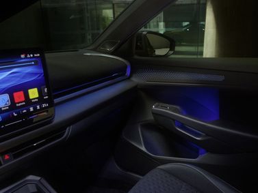Volkswagen T-Roc ثانياً، دفع رباعي 5 أبواب — منظر عام للمقصورة