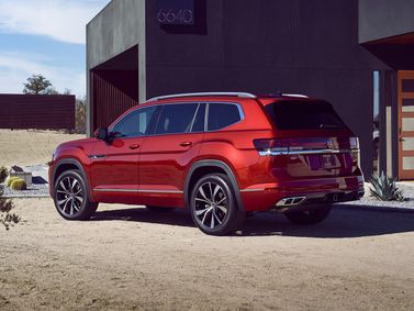 Volkswagen Teramont I تجميل الوجه 2، دفع رباعي 5 أبواب — منظر خلفي بزاوية ثلاثة أرباع