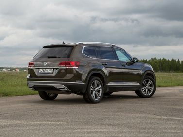 Volkswagen Teramont I، دفع رباعي 5 أبواب — منظر خلفي أيمن