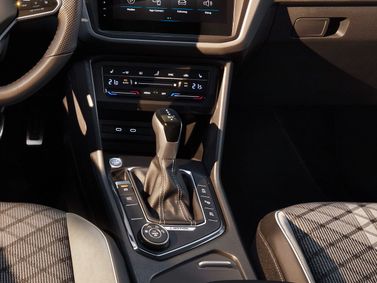 Volkswagen Tiguan فيس ليفت الثاني، دفع رباعي 5 أبواب — الكونسول الوسطي