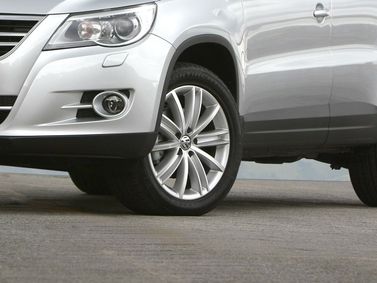 Volkswagen Tiguan I، دفع رباعي 5 أبواب — منظر أمامي أيسر