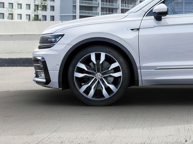 Volkswagen Tiguan ثانياً، دفع رباعي 5 أبواب — منظر أمامي أيسر