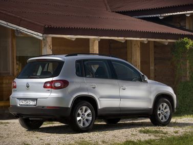Volkswagen Tiguan I، دفع رباعي 5 أبواب — منظر خلفي أيمن