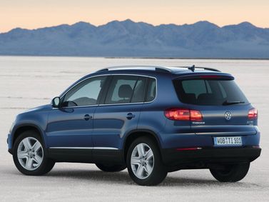 Volkswagen Tiguan أنا فيس ليفت، دفع رباعي 5 أبواب — منظر خلفي أيسر