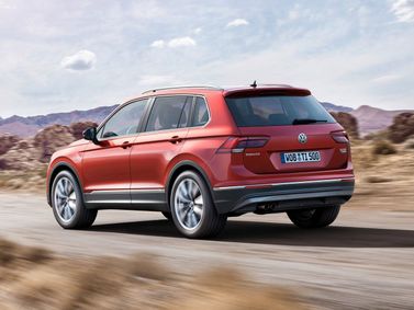 Volkswagen Tiguan ثانياً، دفع رباعي 5 أبواب — منظر خلفي أيمن