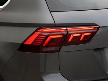 Volkswagen Tiguan فيس ليفت الثاني، دفع رباعي 5 أبواب — المصباح الخلفي