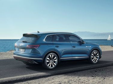 Volkswagen Touareg ثالثاً، دفع رباعي 5 أبواب — منظر خلفي أيمن