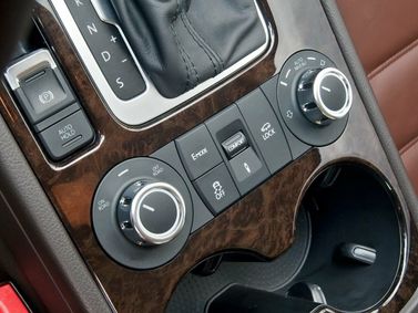 Volkswagen Touareg ثانياً، دفع رباعي 5 أبواب — الكونسول الوسطي