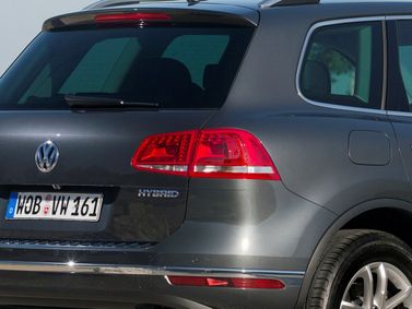 Volkswagen Touareg فيس ليفت الثاني، دفع رباعي 5 أبواب — منظر خلفي أيمن