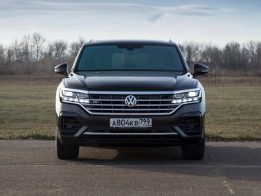 Volkswagen Touareg ثالثاً، دفع رباعي 5 أبواب — منظر أمامي