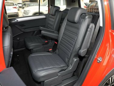 Volkswagen Touran II, Compact Van Cross L — rear seats