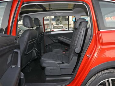 Volkswagen Touran II, Compact Van Cross L — rear seats