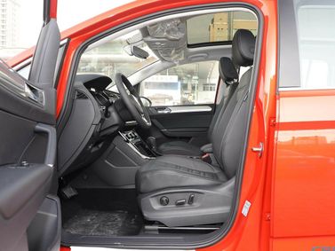 Volkswagen Touran II, Compact Van Cross L — front seats