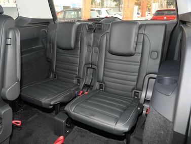 Volkswagen Touran II, Compact Van Cross L — rear seats