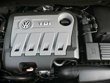 Volkswagen Touran I Facelift 2, Compact Van Cross — engine bay