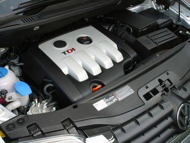 Volkswagen Touran I, Compact Van — engine bay