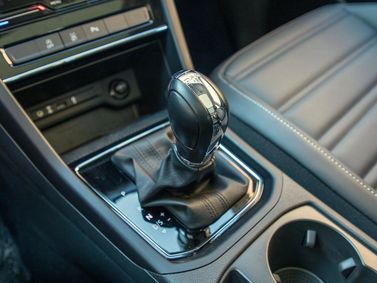 Volkswagen Touran II, Compact Van Cross L — gear selector