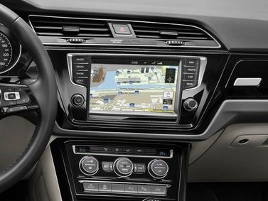Volkswagen Touran II, Compact Van — infotainment screen