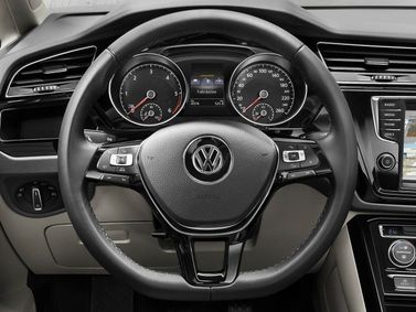 Volkswagen Touran II, Compact Van — steering wheel