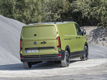 Volkswagen Transporter T7، فان Long — منظر خلفي بزاوية ثلاثة أرباع