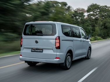 Volkswagen Transporter T7، ميني فان — منظر خلفي بزاوية ثلاثة أرباع