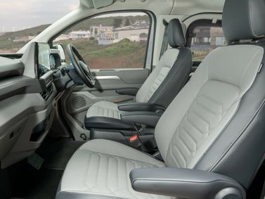Volkswagen Transporter T7، ميني فان — المقاعد الأمامية