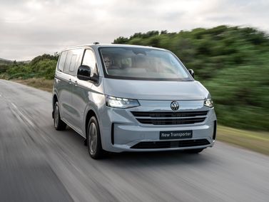 Volkswagen Transporter T7، ميني فان — منظر أمامي بزاوية ثلاثة أرباع