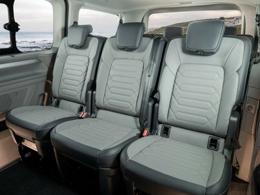Volkswagen Transporter T7، ميني فان — المقاعد الخلفية