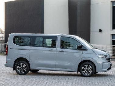 Volkswagen Transporter T7، ميني فان — منظر من الجانب الأيسر